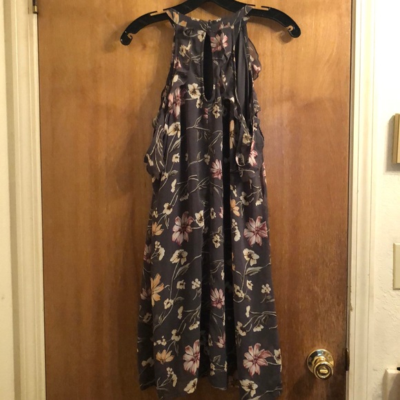 Sleeveless Grey Floral Dress - Picture 4 of 4